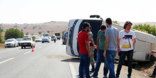 Polisleri taşıyan midibüs devrildi: 7 yaralı