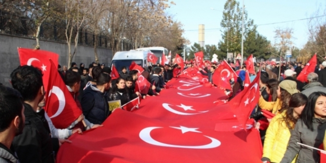Diyarbakır'da terör örgütüne karşı yürüyüş düzenlendi