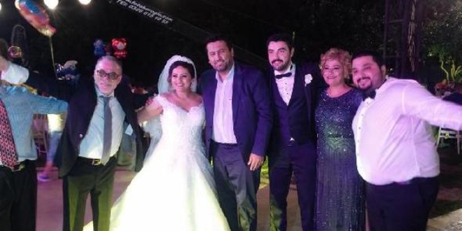Öğretmen, düğünündeki takıları Kanser Vakfı'na bağışlıyor