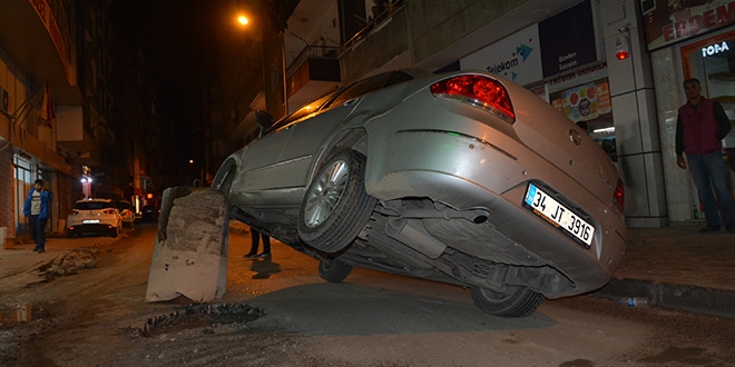 Otomobil yol ortasındaki rögar açma bloğuna çarptı: 3 yaralı