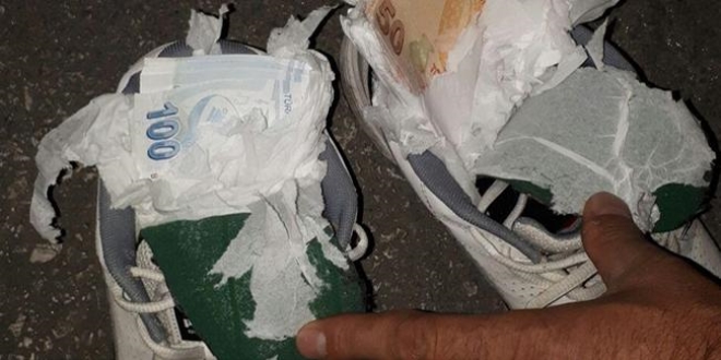 Ayakkabısından sahte paralar çıktı