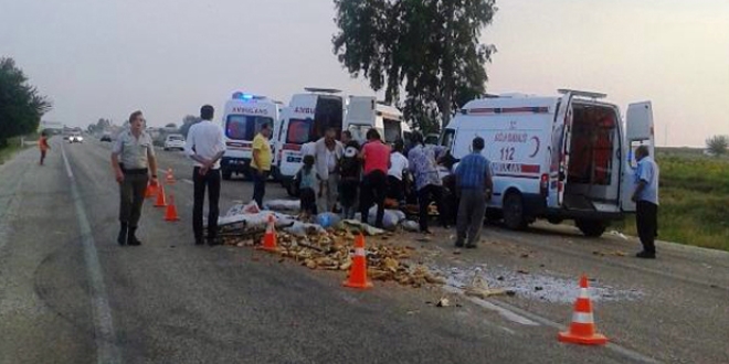 Adana'da minibüs ile kamyonet çarpıştı: 11 Yaralı