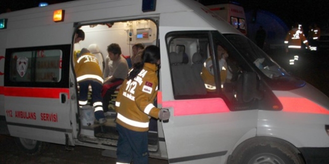 Giresun'da otomobil kamyonla çarpıştı: 3 ölü