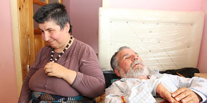 'Gönül gözü' ile 24 yıldır yatalak eşine bakıyor