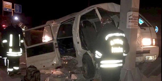 Polisten kaçan göçmenleri taşıyan minibüs kaza yaptı