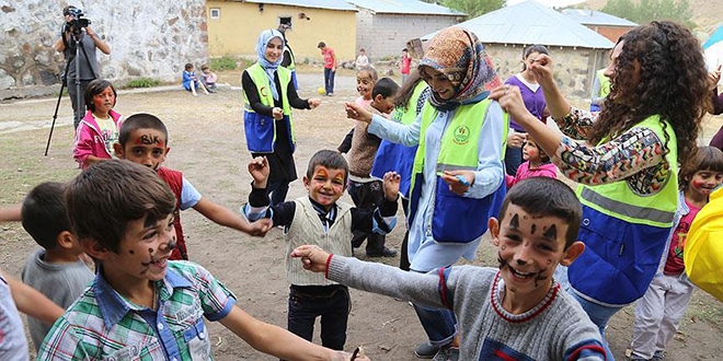 Palyaço olup kırsaldaki çocukların gönüllerini fethettiler