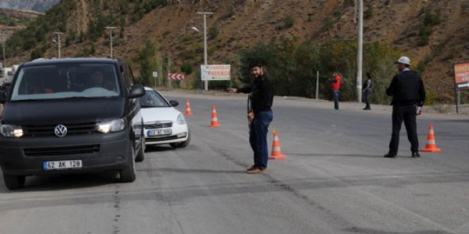 Kaybolan halıları için karayoluna not bıraktı