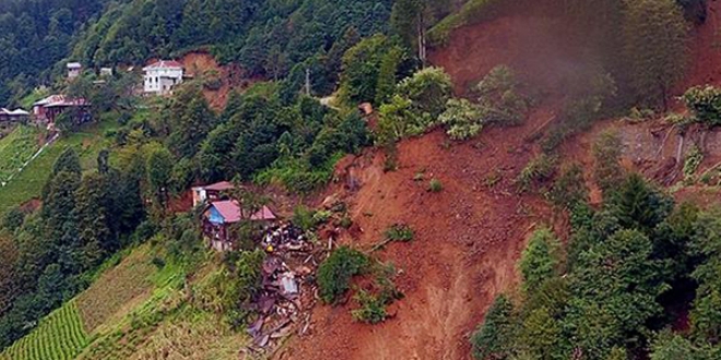 Rize'de 10 ev yıkıldı, 40 ev tahliye edildi