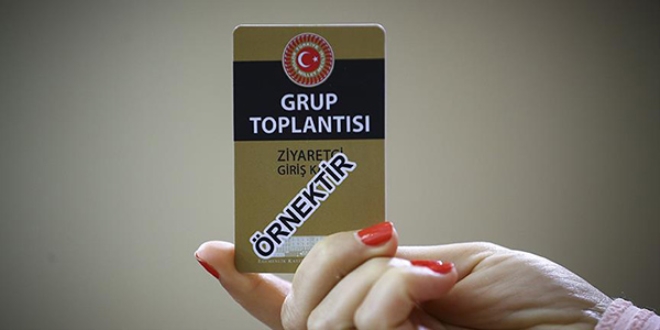 Meclisteki grup toplantılarında ziyaretçilere özel kart