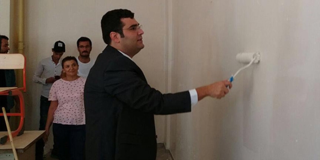 Başkan gönüllü öğretmenlerle okul boyuyor