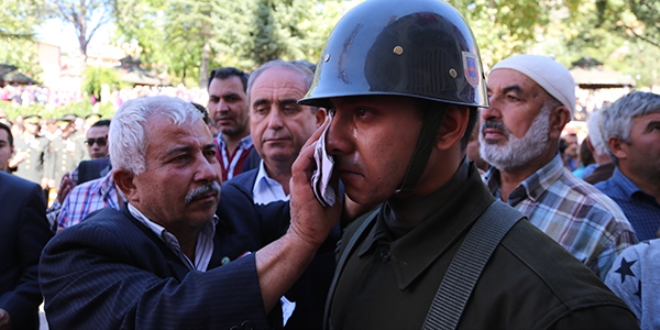 Şehit babası Mehmetçik'in gözyaşını sildi