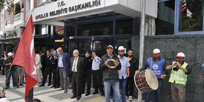 Belediye işçilerinden maaş protestosu