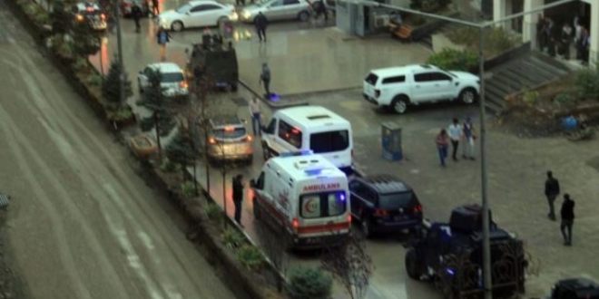 Polis güvenlik noktasına yıldırım düştü: 3 yaralı