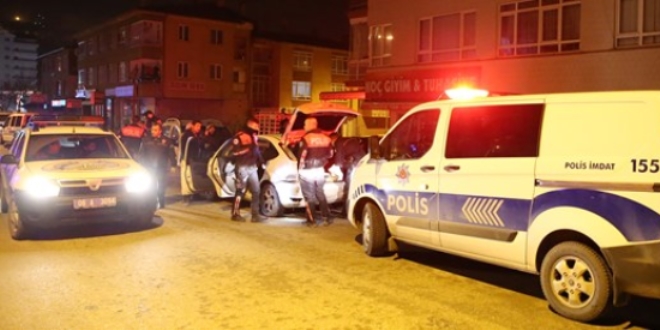 stanbul'da bir araca silahl saldr: 1 l, 2 yaral