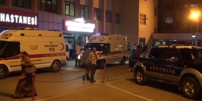 Üniversite kampüsü önünde kavga: 2 yaralı