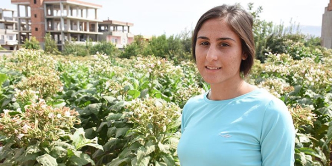 Tütün tarlasında koşarak dünya beşincisi oldu
