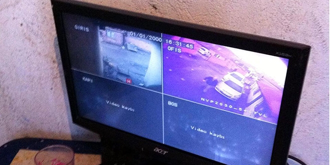 Yolda bulduğu 300 dolar ile 30 lirayı polise teslim etti