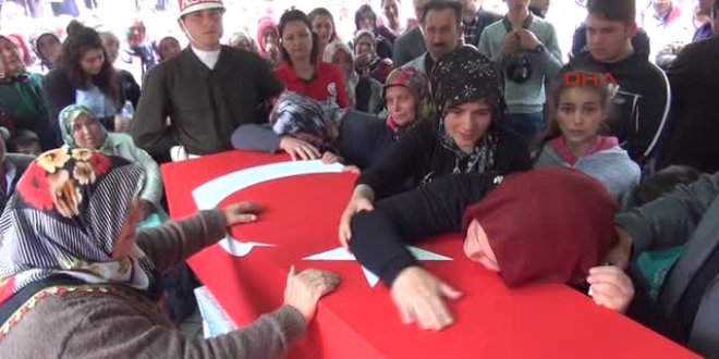 Yaşamını yitiren Mehmetçiğin kız kardeşi kalp krizi geçirdi