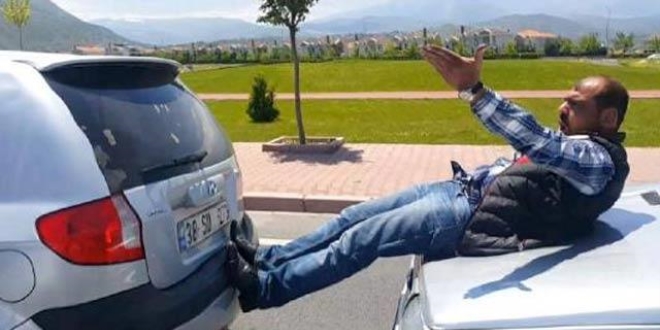 Çekme halatı yerine bacaklarını kullandı