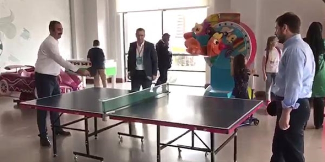 Bakanlar Gül ve Albayrak masa tenisi oynadı