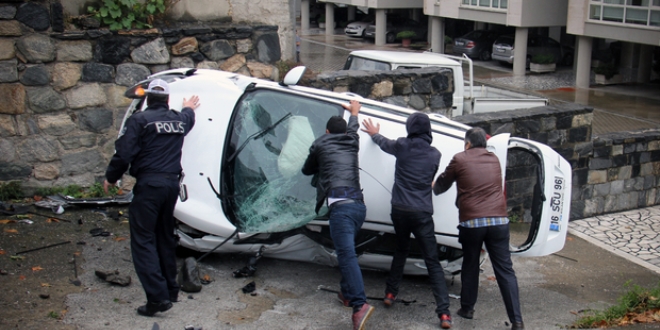Bursa'da otomobil okulun bahçesine düştü: 1 yaralı