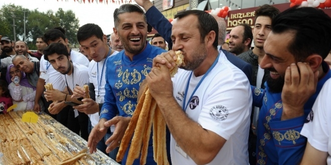 8 dakikada 10 metre 80 santimetre kol böreği yedi