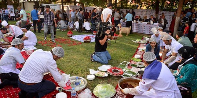 Lezzet ustaları 'en iyi çiğ köfte'yi yapmak için yarıştı