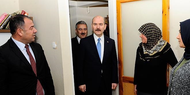 İçişleri Bakanı Soylu, şehit ailesini ziyaret etti