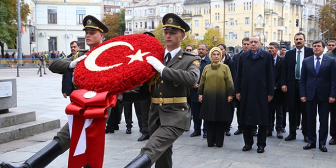 Erdoğan, Ebedi Zafer Anıtı'na çelenk bıraktı