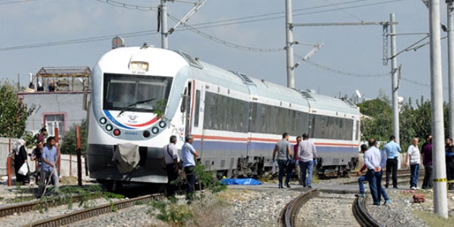 Yaşlı adam, tren raylarına yatarak intihar etti