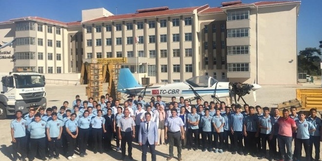 THK'dan liseye eğitim uçağı hediyesi