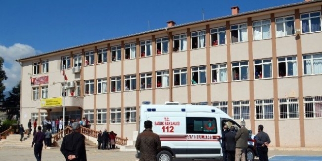 Ders çıkışı kalp krizi geçiren öğretmen yaşamını yitirdi