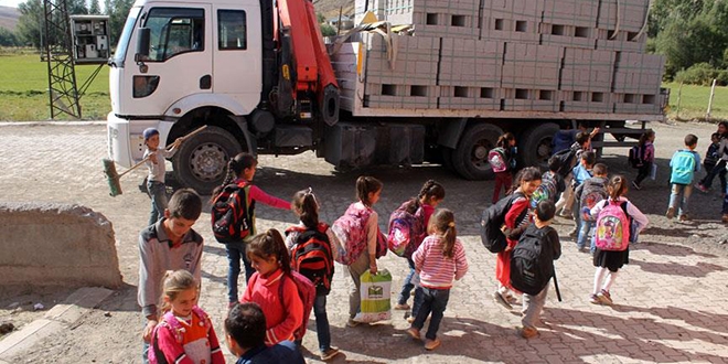 Vinçle okullara hem yardım hem sevgi taşıyor