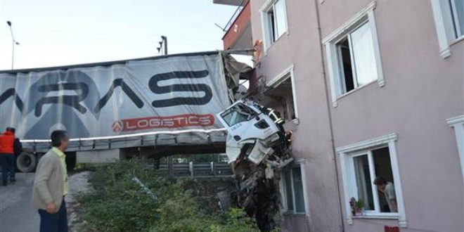 Kocaeli'de tır apartman dairesine girdi: 1 ölü