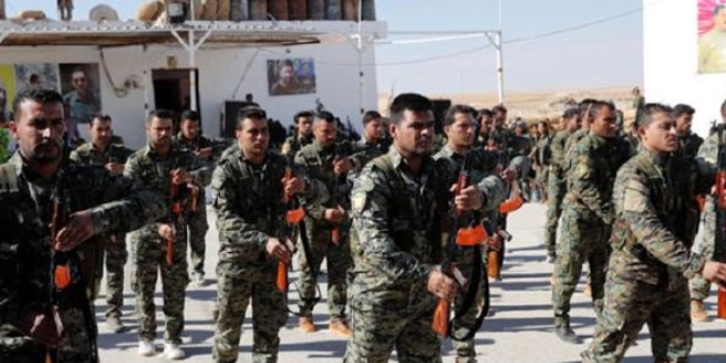 Türkiye sınırında YPG tören yaptı