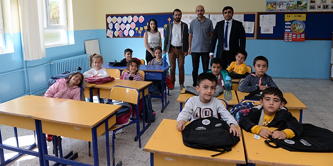 Necmettin öğretmen anısına öğrencilere kırtasiye yardımı