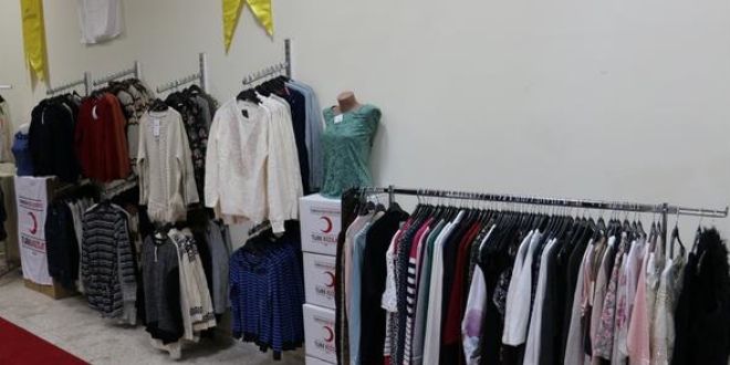 Üniversitede öğrenciler için ücretsiz giysi mağazası