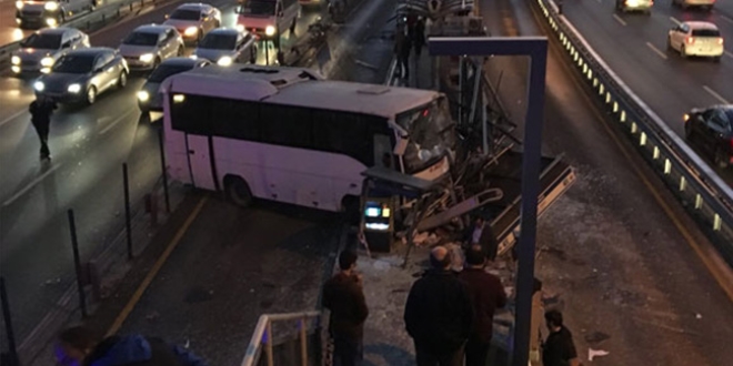 Servis aracı metrobüs durağına çarptı