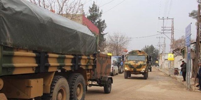 Hatay'a gelen çok sayıda askeri araç sınıra sevk edildi