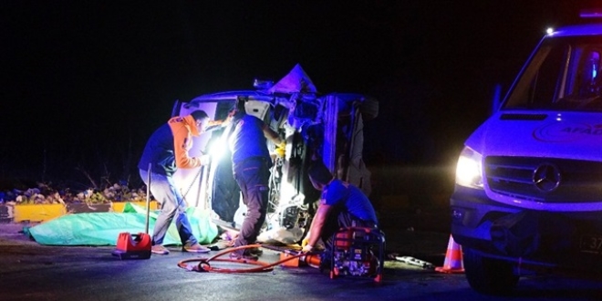 Sinop'ta otomobille kamyonet çarpıştı: 2 ölü, 1 yaralı