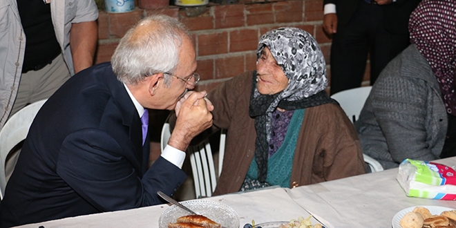 Kılıçdaroğlu, şehit uzman çavuş'un ailesini ziyaret etti