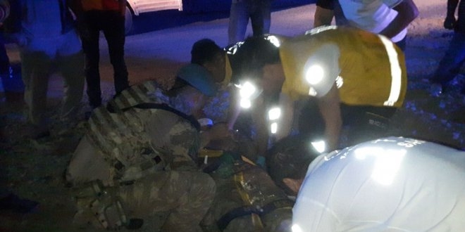 Askeri personeli taşıyan araç kaza yaptı: 5 yaralı