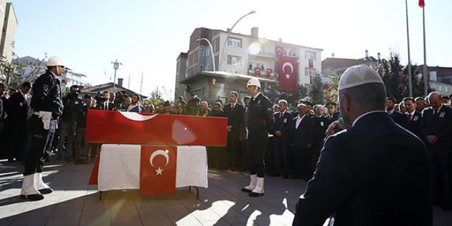 Şehit polis memuru için Kahramankazan'da tören