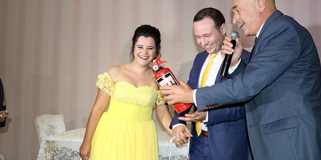 Nişan töreninde takı yerine yangın tüpü