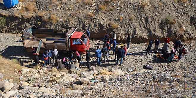 Hakkari'de kaçakları taşıyan kamyonet devrildi: 40 yaralı