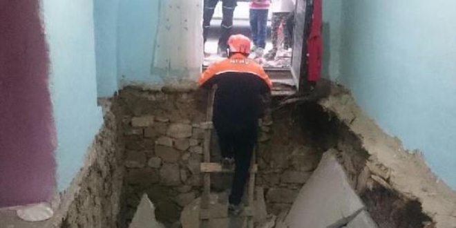 Konya'da tek katlı evin salonu çöktü: 3 yaralı