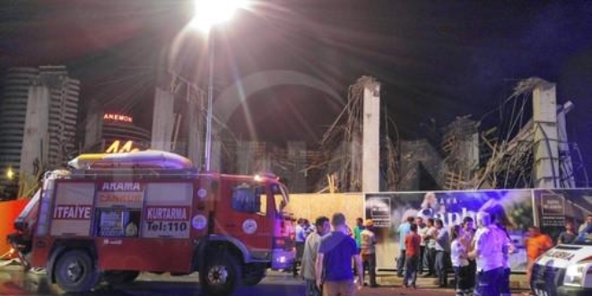 Antalya'da AVM inşaatında iskele çöktü: 6 yaralı