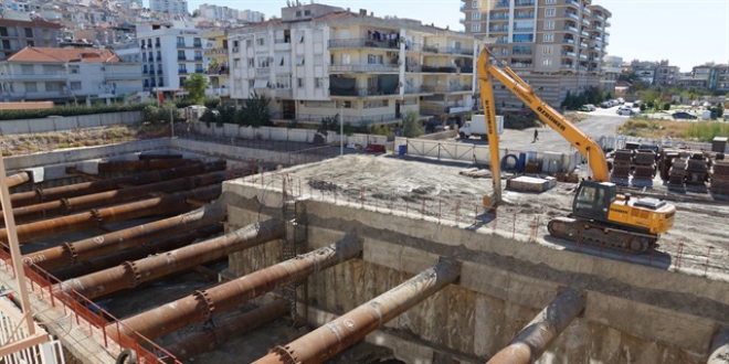 İzmir'de kazı sırasında yol çöktü 7 apartman boşaltıldı