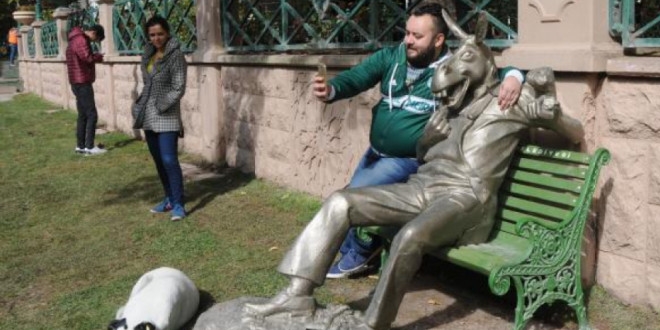 Akın akın o heykeli görmeye geliyorlar