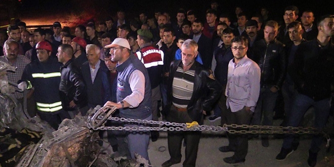 Mahalle sakinleri kaza sonrası yolu ulaşıma kapattı